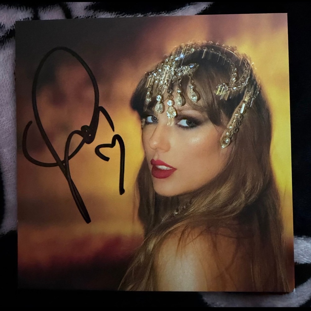 Taylor Swift – The Life of a Showgirl CD + Hand-Signed Photo